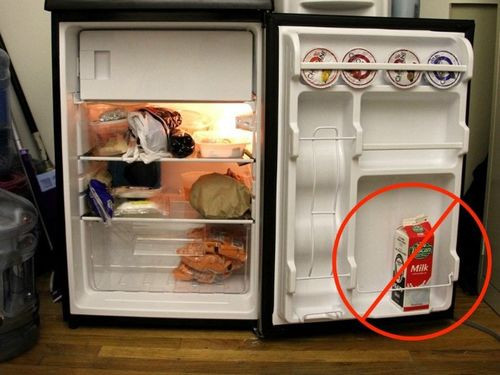 Không trữ sữa trong ngăn cửa tủ lạnh vì nhiệt độ khu vực này thất thường khiến sữa nhanh hỏng. Thay vào đó hãy đặt sữa vào trung tâm của tủ lạnh.
