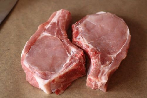 Giữ thịt trong ngăn dưới cùng của tủ lạnh giúp ngăn vi khuẩn từ thịt ảnh hưởng đến các loại thực phẩm khác. Giữ thịt trong ngăn mát có thể giúp thịt vẫn tươi trong 1-2 ngày, trữ ở ngăn đông bảo quản được 3-4 tháng.