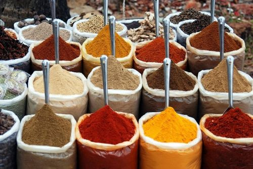 Các loại bột gia vị như bột nghệ, ớt đỏ trữ trong tủ lạnh sẽ giữ được màu sắc và mùi vị, bởi nhiệt độ bên ngoài có thể ảnh hưởng đến chất lượng của chúng.