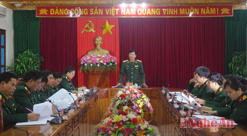  Thiếu tướng Trần Tiến Dũng, Phó Chính ủy Quân khu, Chủ tịch Ủy ban dân số, gia đình và trẻ em Quân khu phát biểu chỉ đạo hội nghị.