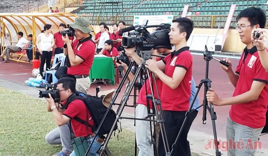 Phóng viên tác nghiệp tại Giải bóng đá TN-NĐ Cúp Báo Nghệ An 2015. Ảnh: Nguyên Sơn