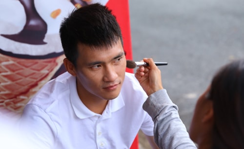 Nếu như trong MV trước thềm hôn lễ, để làm vợ vui lòng, anh sẵn sàng bỏ ra cả tuần tập nhảy để phối hợp cùng vũ đoàn thì với Vợ Ơi... Em Ở Đâu?