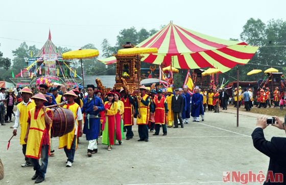 Lễ rước thần linh tại lễ hội đền Đức Hoàng