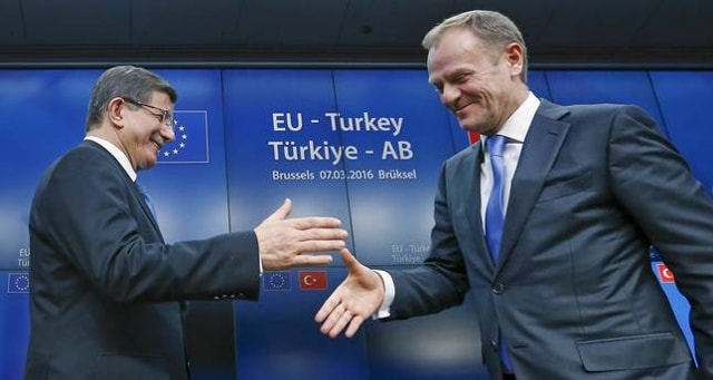 Thủ tướng Thổ Nhĩ Kỳ Ahmet Davutoglu (trái) và Chủ tịch Hội đồng châu Âu  Donald Tusk sau Hội nghị thượng đỉnh EU- Thổ Nhĩ Kỳ hôm 8/3. Ảnh: Reuters.