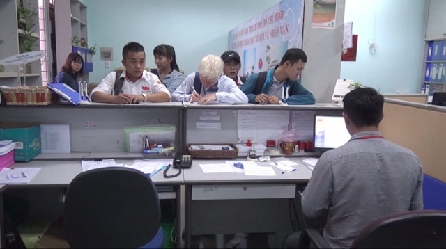 Sau thông báo lần cuối của nhà trường, trong ngày 8-3 đã có hơn 100 sinh viên đến chứng minh đã đóng bảo hiểm y tế ở nơi khác, tránh bị kỷ luật - Ảnh: Đình Khánh