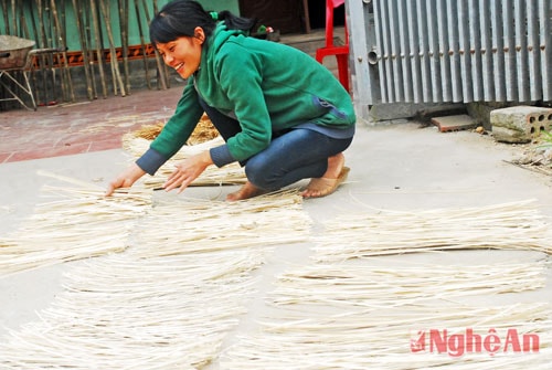 Ngoài khâu chọn nguyên liệu ban đầu là ống giang, thì công đoạn phơi cũng đòi hỏi đúng kỹ thuật như phơi lại chọn ngày nắng to, theo dõi mức nắng để tránh trường hợp nan quá khô, bới khô quá thì nan sẽ bị giòn, chất lượng giảm đi 