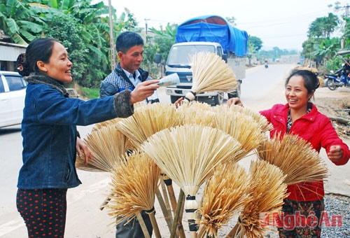 Chổi tre, đót ở Thanh Lĩnh được tiêu thụ ở nhiều địa phương trên toàn tỉnh. Ngoài ra còn được bày bán tại địa bàn. Giá chổi tre 15 ngàn đồng/ chiếc, chổi đót 30 ngàn đồng/ chiếc. Nghề chổi thực sự dã giúp chị em phụ nữ xã Thanh Lĩnh thoát nghèo.