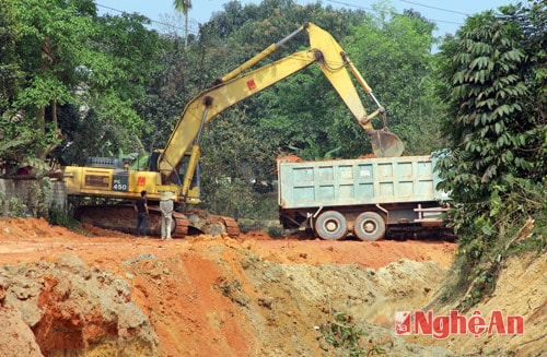 Một khối lượng lớn đất, đá nguyên thổ được máy múc đưa lên từ dưới lòng đất để xây dựng lòng hồ chứa nước.
