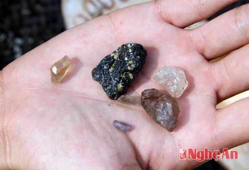 Những viên đá óng ánh tìm được đều là thạch anh xấu không có giá trị.