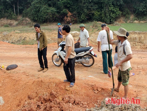 Khá đông người dân đến khu vực xung quanh công trình xem việc tràng đãi, nắm bắt tình hình “mót” đá.