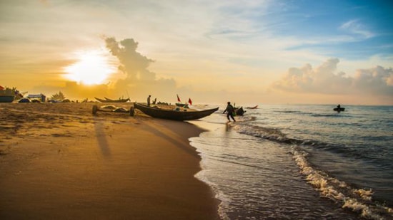 Biển rất sạch, trong vắt, dọc bờ biển là những mỏm đá với nhiều hình thù độc đáo trông thật đẹp mắt