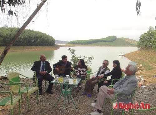 Nhạc sỹ Phan Đăng Hải (người cầm đàn) sinh hoạt văn nghệ với các thành viên hội VHNT Yên Thành.