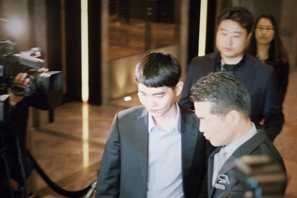 Lee Se-dol rời đi với vẻ mặt căng thẳng sau màn đấu trí hơn ba giờ đồng hồ với AlphaGo. Ảnh: Sam Byford. 