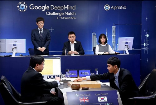 Lee Se-dol (bên phải) đấu với AlphaGo (phần mềm cờ vây trên màn hình). Một người khác sẽ đặt giúp quân cờ lên bàn cờ thay cho AlphaGo. Ảnh: The Verge.