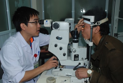 Bác sỹ thực hiện laser mắt cho bệnh nhân.