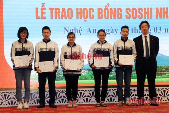 Đại diện trưởng Đại học IPU trao học bổng cho học sinh Trường THPT Huỳnh Thúc Kháng