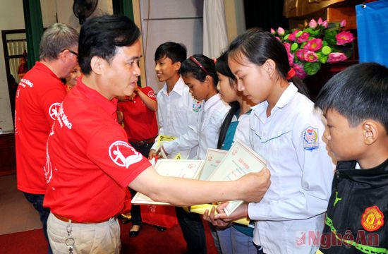 Ông Nguyễn Hữu Minh- Giám đốc Quỹ bảo trợ trẻ em Việt Nam tặng quà cho học sinh nghèo vượt khó