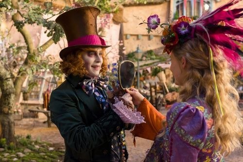 Alice Through the Looking Glass là phần tiếp theo của bộ phim ăn khách Alice in Wonderland ra mắt năm 2010 của đạo diễn Tim Burton. Phim chuyển thể từ tiểu thuyết Through the Looking-Glass ra mắt năm 1871. Trong phần hai, Alice trở lại thế giới thần tiên bằng việc đi xuyên qua một tấm gương. Lạc lối trong thế giới gương thần, anh gặp lại những người quen cũ như Mad Hatter, Nữ Hoàng Trắng và Nữ Hoàng Đỏ. Phim sẽ ra mắt vào ngày 27/5.