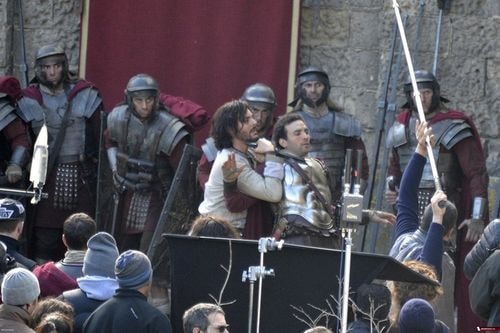 Ben-Hur vốn là tiểu thuyết nổi tiếng của nhà văn Mỹ - Lew Wallace - ra mắt từ cuối thế kỷ 19 và nhiều lần được chuyển thể lên màn ảnh, sân khấu. Năm nay, phiên bản điện ảnh thứ năm của Ben-Hur ra mắt vào ngày 12/8. Nam diễn viên đang lên người Anh - Jack Huston - vào vai nhà buôn giàu có ở Jerusalem.