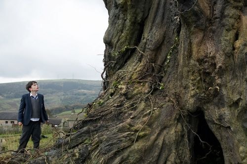 A Monster Calls được chuyển thể từ tiểu thuyết phiêu lưu, giả tưởng cùng tên dành cho thiếu nhi của nhà văn Patrick Ness. Nội dung kể về cậu bé Conor 13 tuổi phải đương đầu với cuộc sống khó khăn - bị bắt nạt ở trường học và có mẹ bị bệnh nặng. Một ngày, cậu khám phá ra thế giới của quái vật và được học về lòng can đảm, sự mất mát, niềm tin. Phim sẽ ra mắt khán giả toàn cầu vào ngày 14/10.