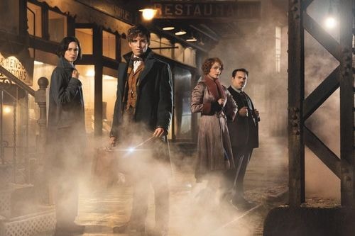 Fantastic Beasts and Where to Find Them là bom tấn phim chuyển thể được chờ đợi nhất năm nay. Tác phẩm này là tiền truyện của loạt Harry Potter, được nữ nhà văn J.K.Rowling phát hành vào năm 2001. Câu chuyện xoay quanh thế giới phù thủy trước khi cậu bé Harry chào đời. Phim chuyển thể có sự tham gia của Eddie Redmayne, Colin Farrell, Samantha Morton và dự kiến ra mắt vào ngày 18/11.