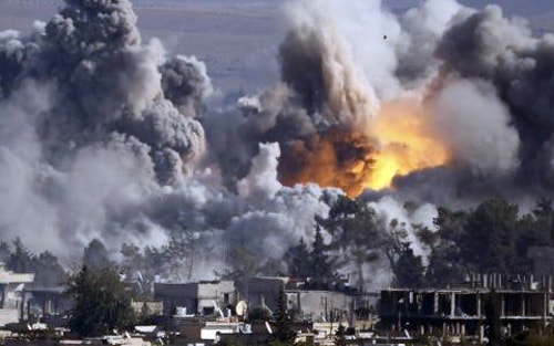 Một khu vực tại Syria bị trúng bom do liên quân thả xuống các mục tiêu IS. Ảnh Reuters