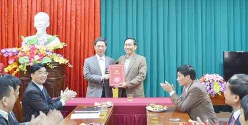 Đồng chí Nguyễn Xuân Sơn trao quyết định bổ nhiệm đồng chí Lê Văn Khang