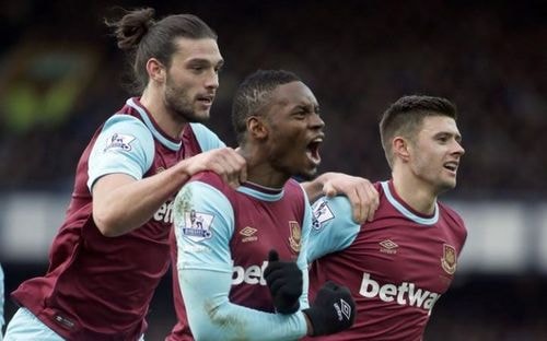 West Ham thì ngược lại. Họ chắc chắn như một khối thép được tạo ra để giúp các cầu thủ sáng tạo, đặt biệt là Dimitri Payet, thỏa sức thể hiện. Đội bóng vùng đông London nhanh hơn, mạnh mẽ hơn và thậm chí sáng tạo hơn đại gia thành Manchester. Một mùa giải dài và có lúc ảm đạm với West Ham, nhưng họ đang tung cú nước rút ngoạn mục. Toàn thắng bốn trận gần nhất, danh sách bại tướng của West Ham gồm cả Tottenham và Everton. Nếu họ loại Man Utd khỏi Cup FA, đó sẽ chẳng phải là bất ngờ.  