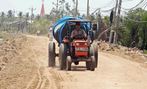 Các tỉnh Tiền Giang, Bến Tre, Long An, Cà Mau, Sóc Trăng và Kiên Giang đã công bố tình trạng thiên tai. Bí thư tỉnh ủy Bến Tre Võ Thành Hạo cho biết chỉ còn 4 trong 164 xã, phường chưa bị mặn tấn công; công sở, trường học, bệnh viện, khu công nghiệp đều đang thiếu nước ngọt nghiêm trọng. Người dân phải mua nước sinh hoạt với giá 40.000 - 70.000 đồng mỗi m3.