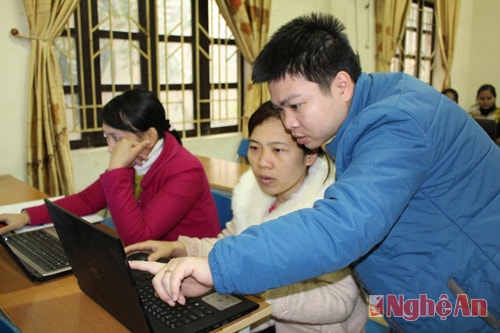 Đội ngũ kỹ thuật hướng dẫn cách cài phần mềm KBHXH cho các học viên.
