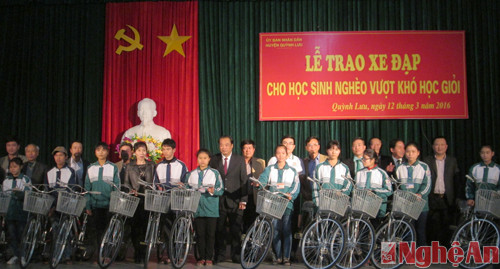 trao tặng xe đạp cho các em học sinh nghèo vượt khó vươn lên học giỏi tại huyện Quỳnh Lưu.