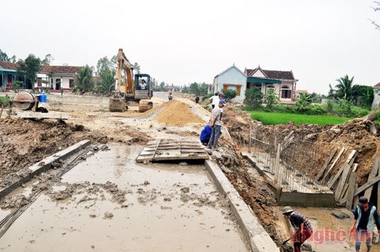 Làm đường giao thông nông thôn ở xã Quỳnh Bảng  (Quỳnh Lưu).