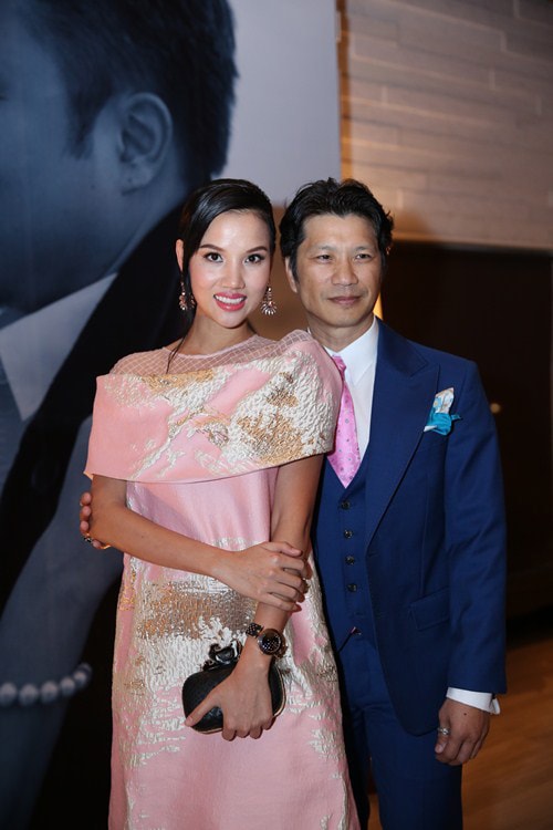 Vợ chồng đạo diễn Dustin Nguyễn, Bebe Phạm tình tứ dự tiệc. Dustin Nguyễn từng đóng cặp với Đinh Ngọc Diệp trong phim “Giữa hai thế giới”.