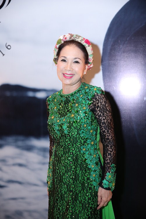 Diễn viên Kim Xuân mặc áo dài đắp ren cầu kỳ và đội mấn cách điệu mừng hạnh phúc đàn em.