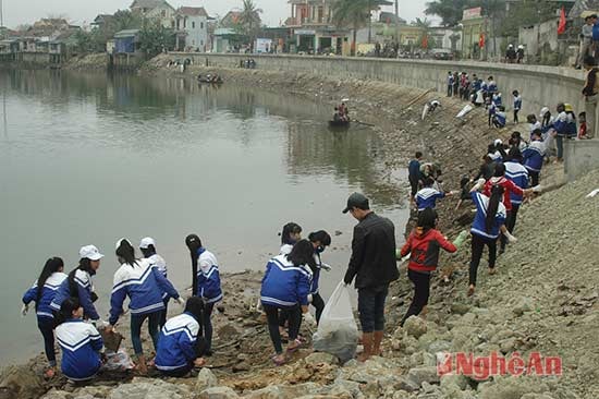 Đoàn viên TN xã Quỳnh Vinh tham gia thu gom rác thải,vệ sinh môi trường dọc tuyến Sông Hoàng Mai.  