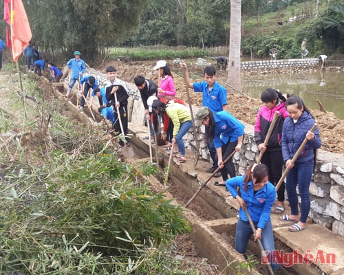 Đoàn xã Đồng Hợp tiến hành nạo vét hơn 500m kênh mương nội đồng