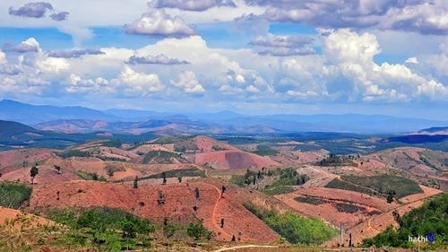 Ngã ba Đông Dương là nơi đường biên của 3 nước Việt - Lào - Campuchia cùng gặp nhau ở một điểm chung, nơi có cột mốc 3 biên phân định. Người ta vẫn nói vui rằng đứng ở đây, một con gà gáy, 3 nước nghe chung. Nơi đây từ lâu đã trở thành điểm đến của nhiều người ưa khám phá, nằm trong nhóm 