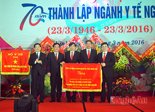 Lãnh đạo Sở Y tế tặng Cờ thi đua xuất sắc năm 2015 cho Sở Y tế Nghệ An.