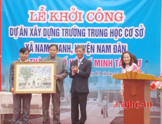 Lãnh đạo quận 1, TP.Hồ Chí Minh tặng quà lưu niệm