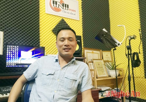 Nhạc sỹ Quốc nam trong phòng thu tại nhà của anh.