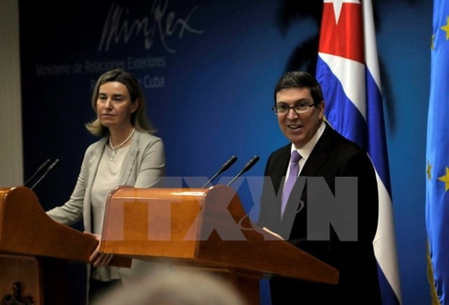 Ngoại trưởng Cuba Bruno Rodríguez (phải) và Đại diện cấp cao của EU phụ trách chính sách An ninh và Đối ngoại Federica Mogherini (trái) trong cuộc họp báo chung sau lễ ký thỏa thuận về Đối thoại chính trị và Hợp tác ở La Habana ngày 11/3. (Nguồn: AFP/TTXVN)
