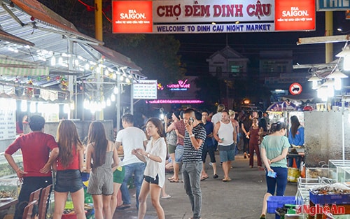 Chợ đêm Dinh Cậu là một địa điểm hấp dẫn để du khách đi thưởng thức hải sản tươi sống như cầu gai, bào ngư, sò điệp, mực, tôm, cá.v.v.