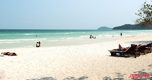 Bãi Sao  hoang sơ, sạch, nước biển trong vắt, mát lạnh, được đánh giá ngang tằm với các bãi biển đẹp nhất thế giới