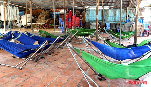 Mệt nhoài cùng sóng nước, du khách thư thái ngã lưng nghỉ ngơi trên những chiếc võng đồng giá 30.000 đồng/người/thời gian bao lâu tùy thích