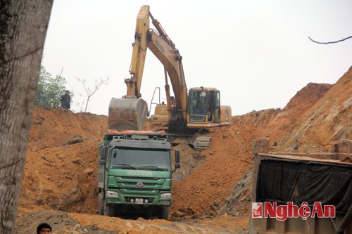 Công trình hồ chứa nước Bản Mồng được Chính phủ cho phép lấy nguồn huy động trái phiếu Chính phủ để xây dựng và giao cho Bộ Nông nghiệp và Phát triển nông thôn, UBND tỉnh Nghệ An đồng làm chủ đầu tư với tổng vốn đầu tư 4.455 tỷ đồng. Tổng công ty 36 Bộ quộc phòng là đơn vị thi công công trình.