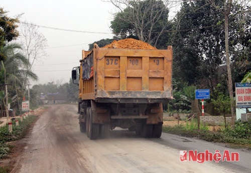 Có nhiều xe không che chắn, đây là một trong những nguyên nhân gây nên tình trạng bụi bủa vây người dân ở xã Châu Bình hiện nay.