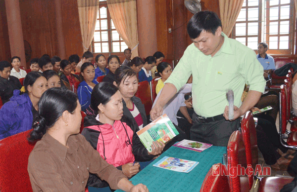 Câu chuyện người dân Yên Khê viết đơn xin ra khỏi hộ nghèo đến với chúng tôi trong buổi tập huấn chăm sóc dịch bệnh trên cây cam. Người dân kể, có tới 217 hộ dân viết đơn nhưng chính quyền chỉ duyệt cho 133 hộ đủ tiêu chuẩn ra khỏi hộ nghèo.