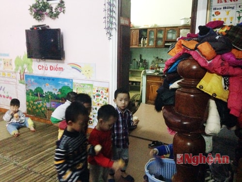 Phòng học và nhà bếp sát nhau ở Trường Mầm non Hướng Dương (thành phố Vinh).