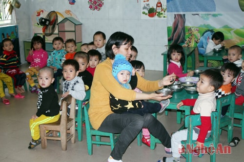 Giờ ăn của các cháu ở Trường Mầm non Tâm Việt (TP.Vinh).