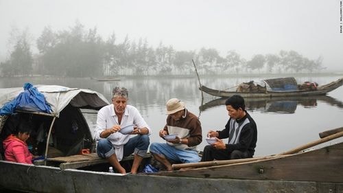 Anthony Bourdain là một đầu bếp kiêm dẫn chương trình thực tế nổi tiếng tại Mỹ - Parts Unknown. Trong lần ghi hình tại Huế vào tháng 9/2014, Anthony có dịp dùng bữa với những người đánh cá trên một con thuyền nằm giữa chợ nổi.